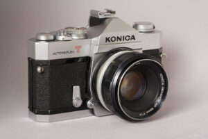 Mehr über den Artikel erfahren Konica Autoreflex T2: Kamera ohne Hochs und Tiefs (analog)